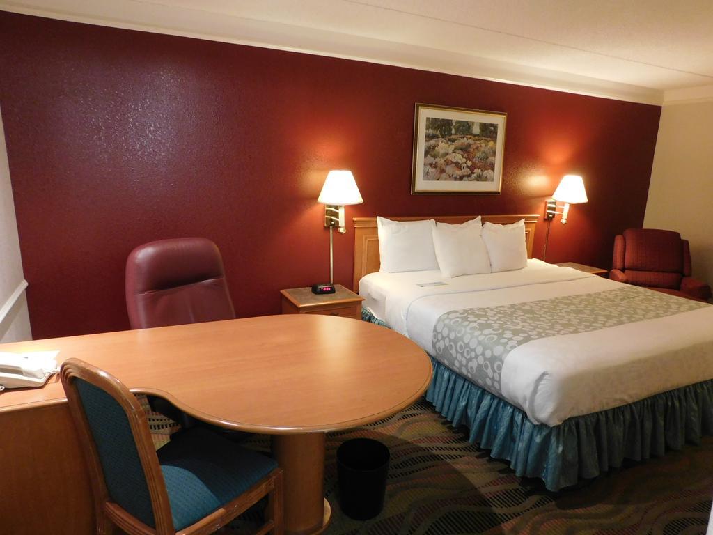 Days Inn&Suites by Wyndham Arlington Heights Exterior foto